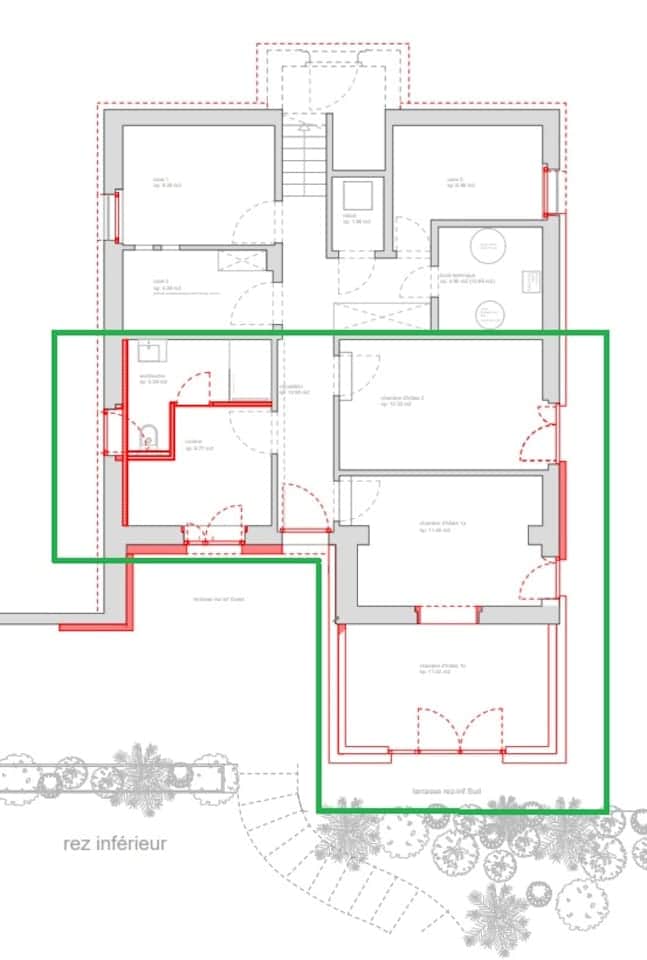Plan du rez-de-chaussée inférieur : l’appartement est délimité par les traits verts, tandis que la partie nord est occupée par les caves.