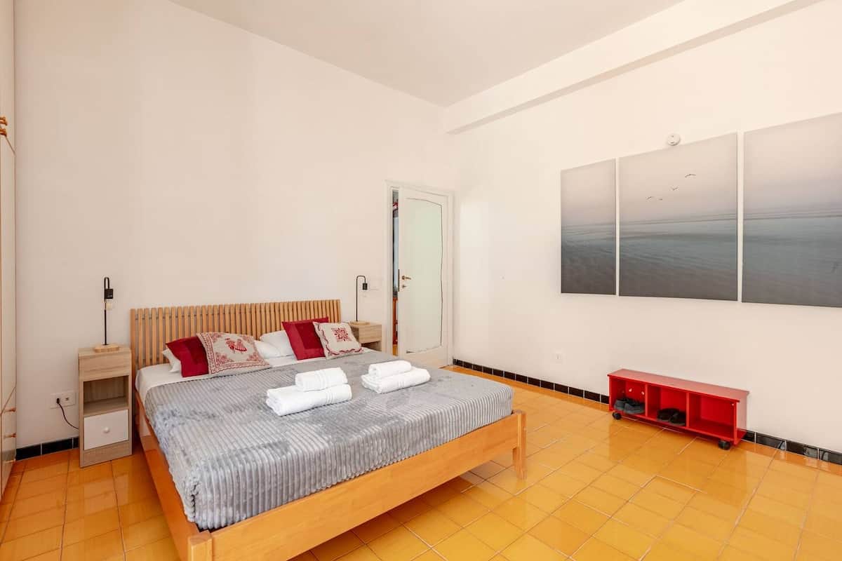 Camera da letto matrimoniale con aria condizionata, smart tv e accesso al terrazzo.