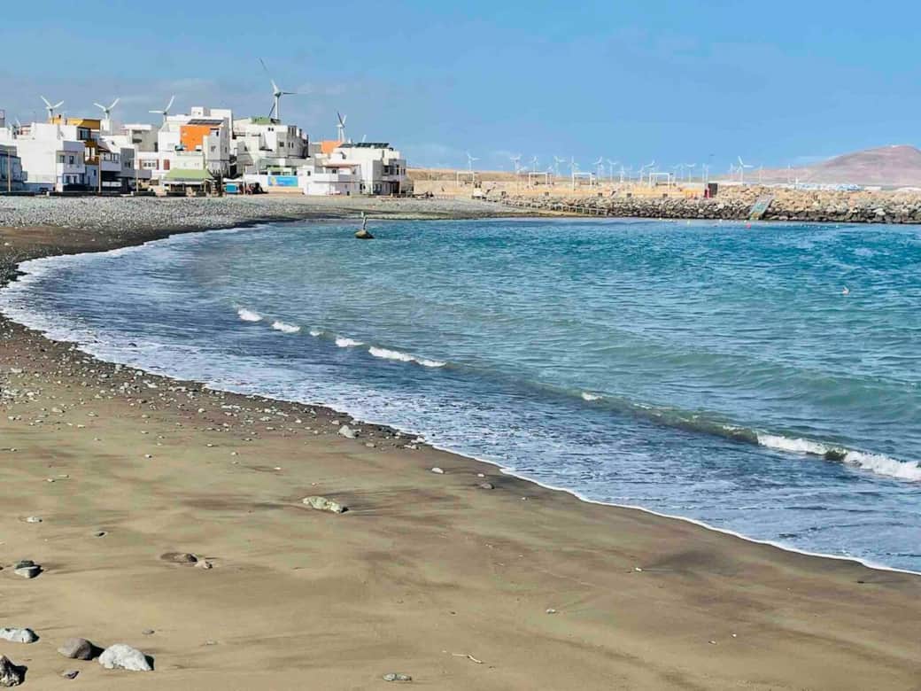 Pozo Izquierdo beach with low tide 