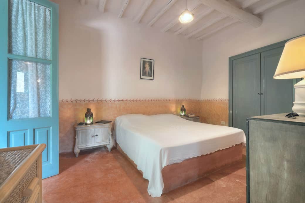 Camera matrimoniale in stile eoliano, luminosa e silenziosa, casa vacanza a Pollara.