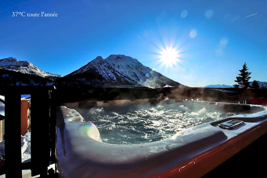 Jacuzzi 5 places, chauffé toute l'année à 37° vue sur les pistes et la montagne sur la terrasse plein sud sans vis à vis au soleil toute la journée Jacuzzi 5 places, chauffé toute l'année à 37° vue sur les pistes et la montagne sur la terrasse plein sud sans vis à vis au soleil toute la journée