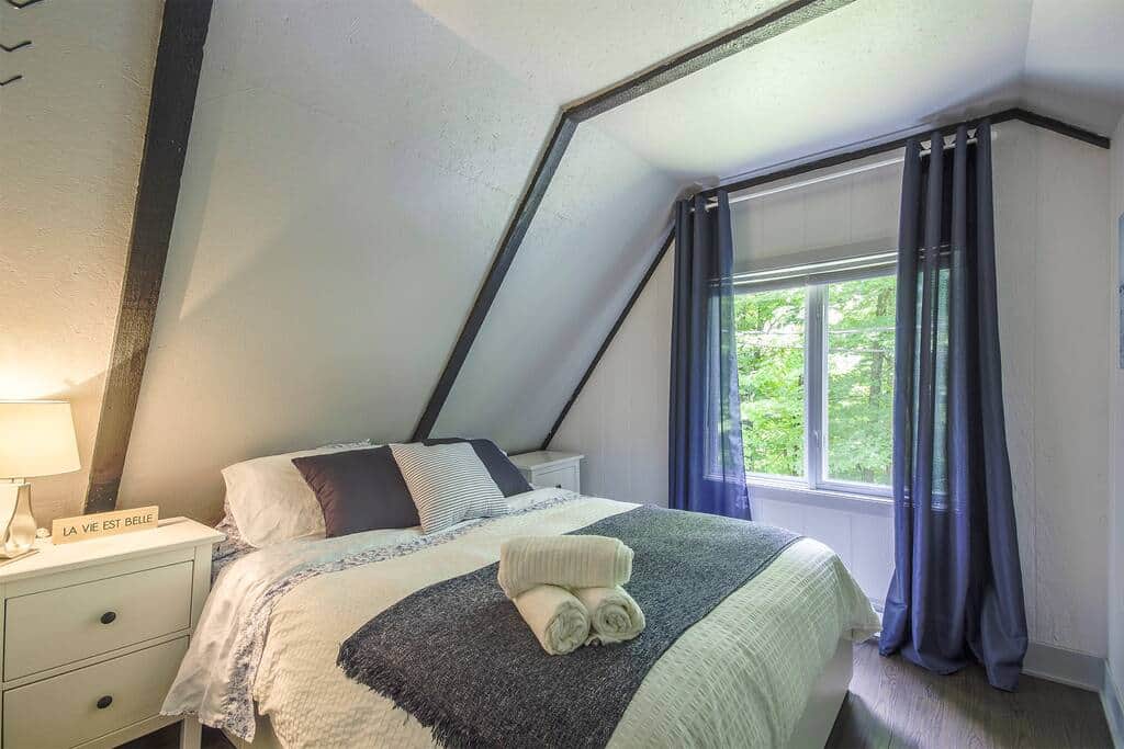Chambre à coucher 2: lit queen