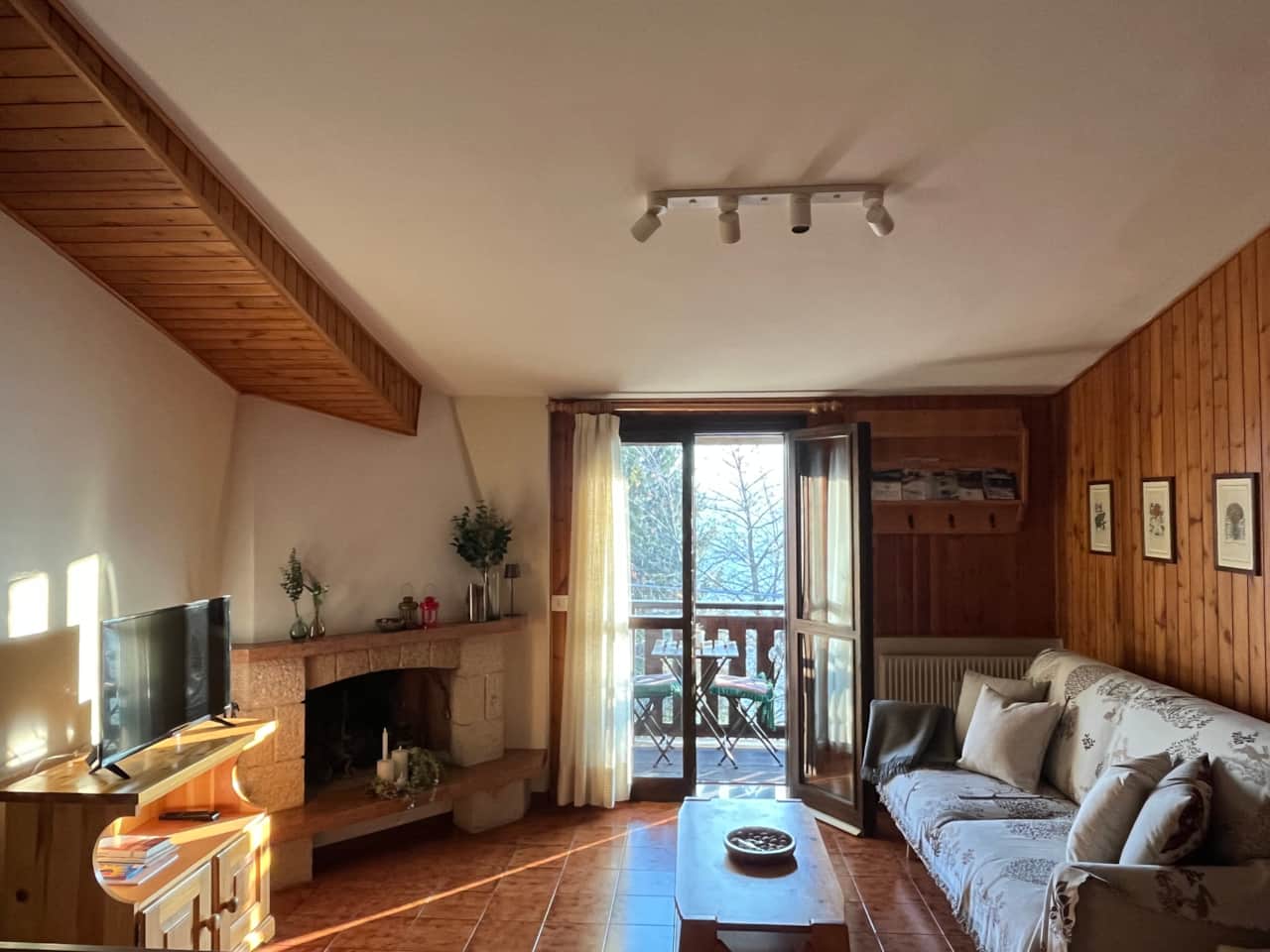 Area soggiorno con arredi rustici in legno di pino