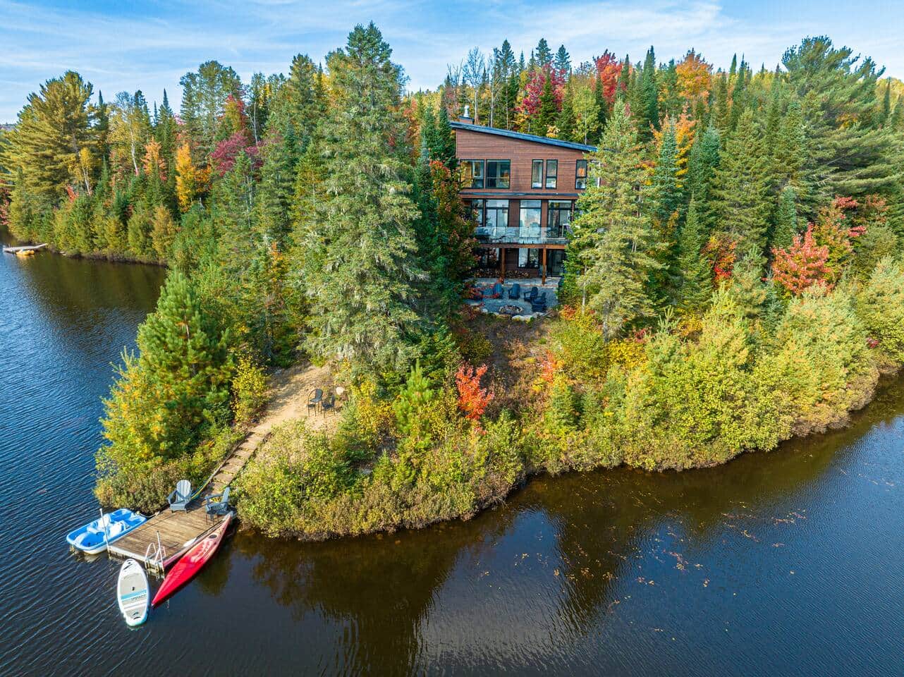 Chalet L’Enchanteur on Lake Laurianne