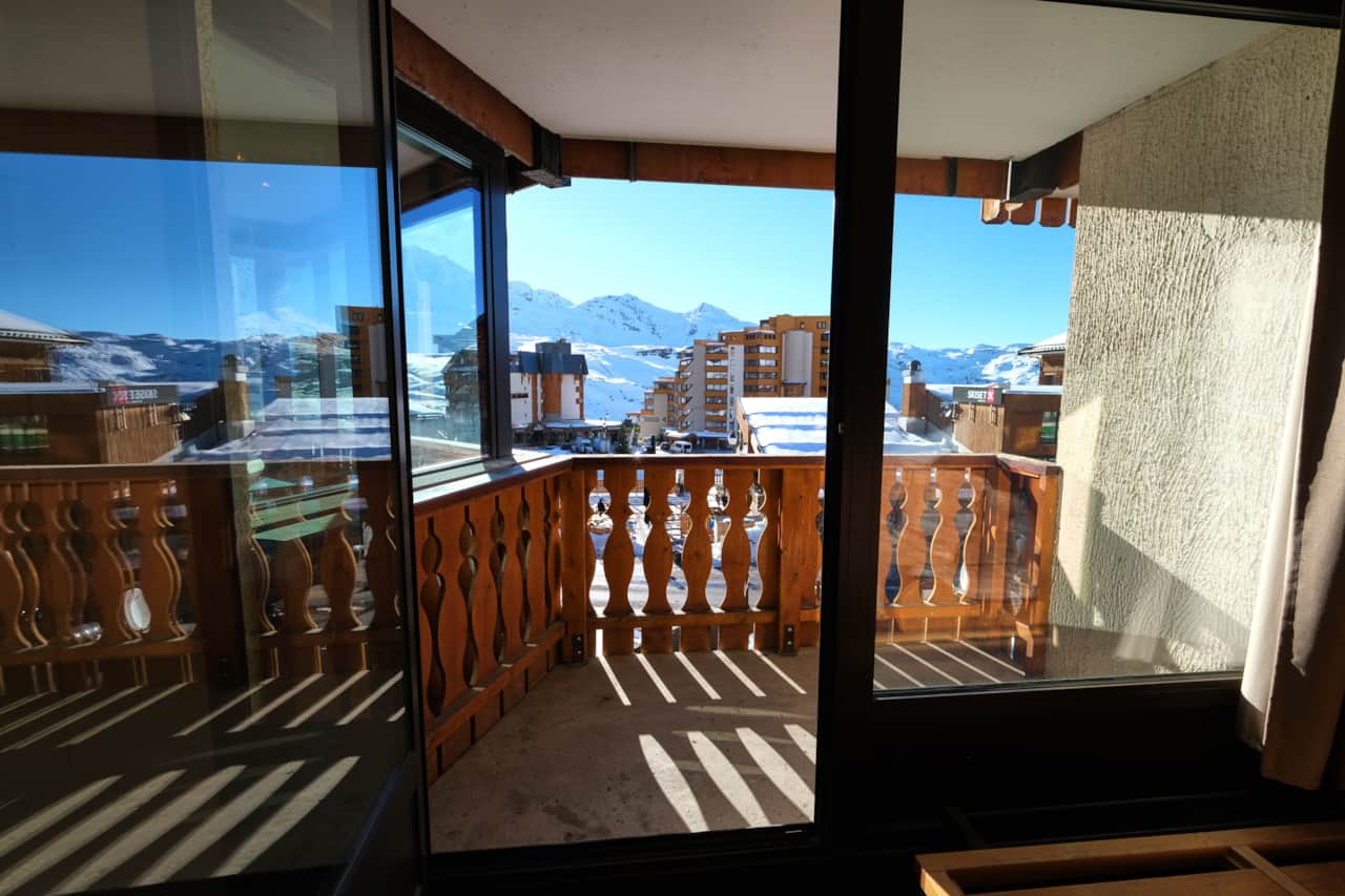 Balcon en bois avec vue sur les montagnes — Les Névés, Val Thorens