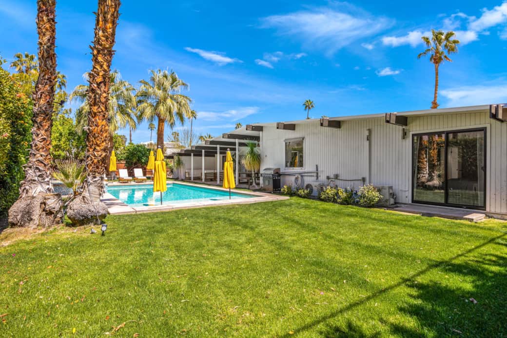 Backyard: Large Grass Area