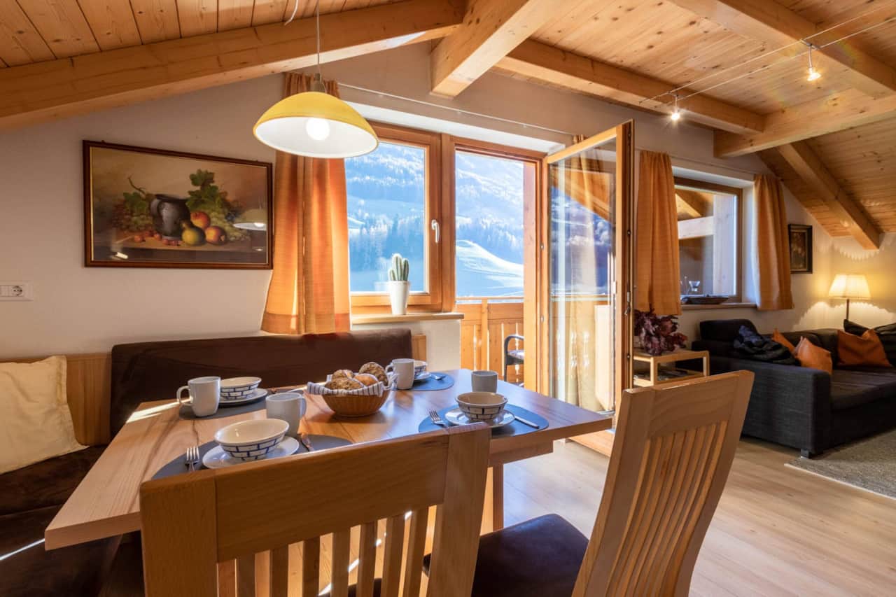 Gemütlicher Esstisch aus Holz mit Platz für sechs Personen