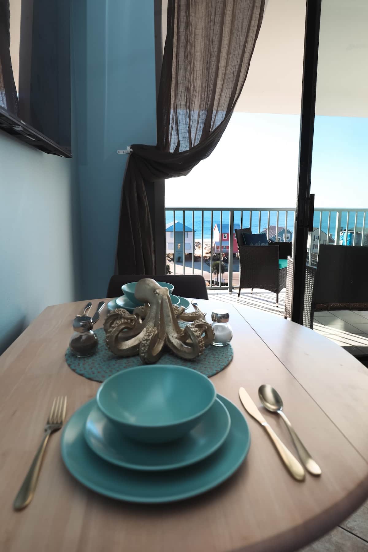 I'd like a table with a view please.