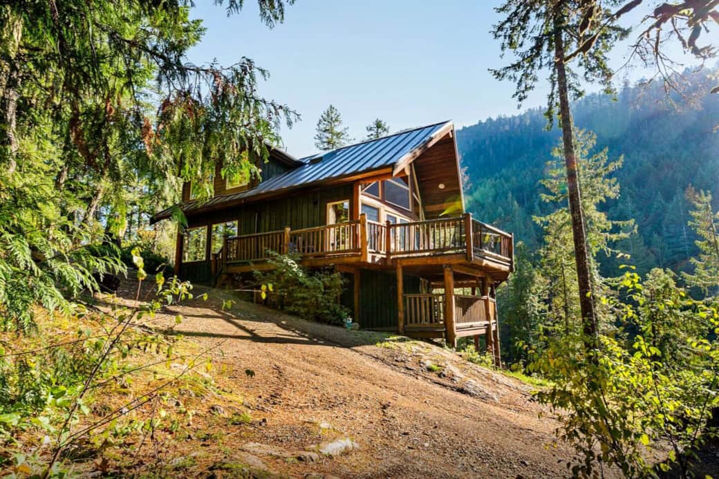 The main chalet. A cosy and modern log home with 3 bedrooms, 2 bathrooms and a self contained suite below. All units are included with your rental. The main chalet. A cosy and modern log home with 3 bedrooms, 2 bathrooms and a self contained suite below. All units are included with your rental.