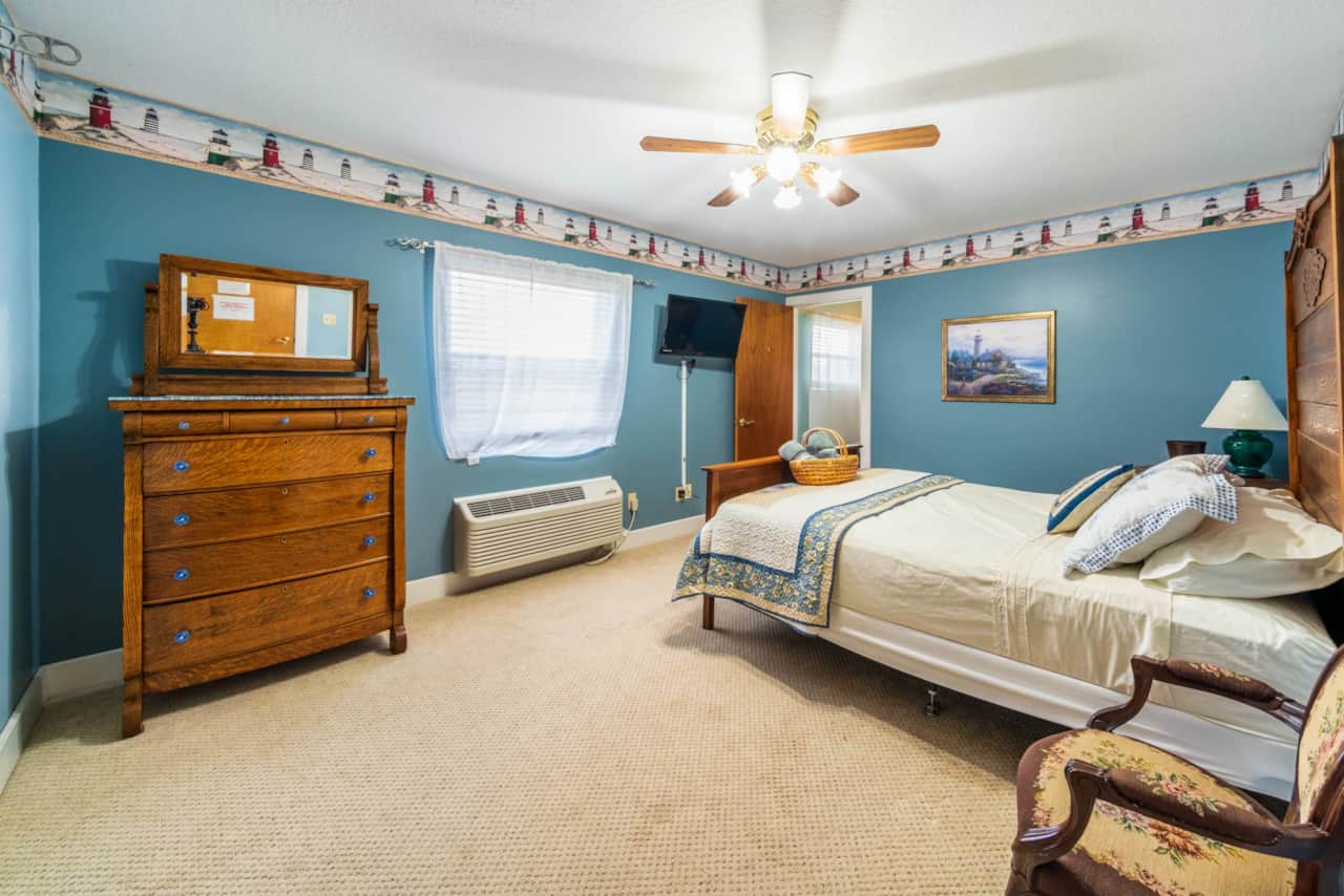 Suite 14 (Queen Bed & Twin Bunks)
