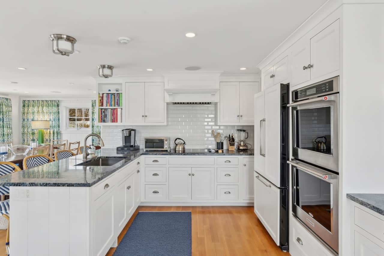 Equipped with a double oven, toaster, microwave, dishwasher, refrigerator, freezer, coffee machine