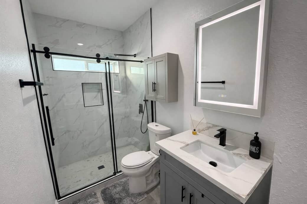 Modern Private Bathroom with Walk-In Shower in Fontana Studio