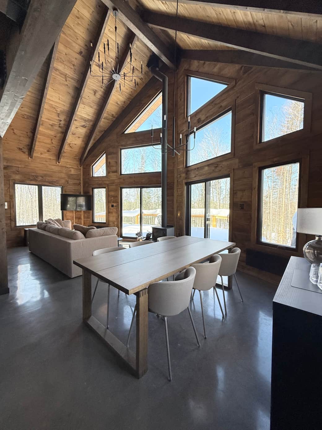 Dining room and living room with Cathedral ceilling and panoramic view Dining room and living room with Cathedral ceilling and panoramic view