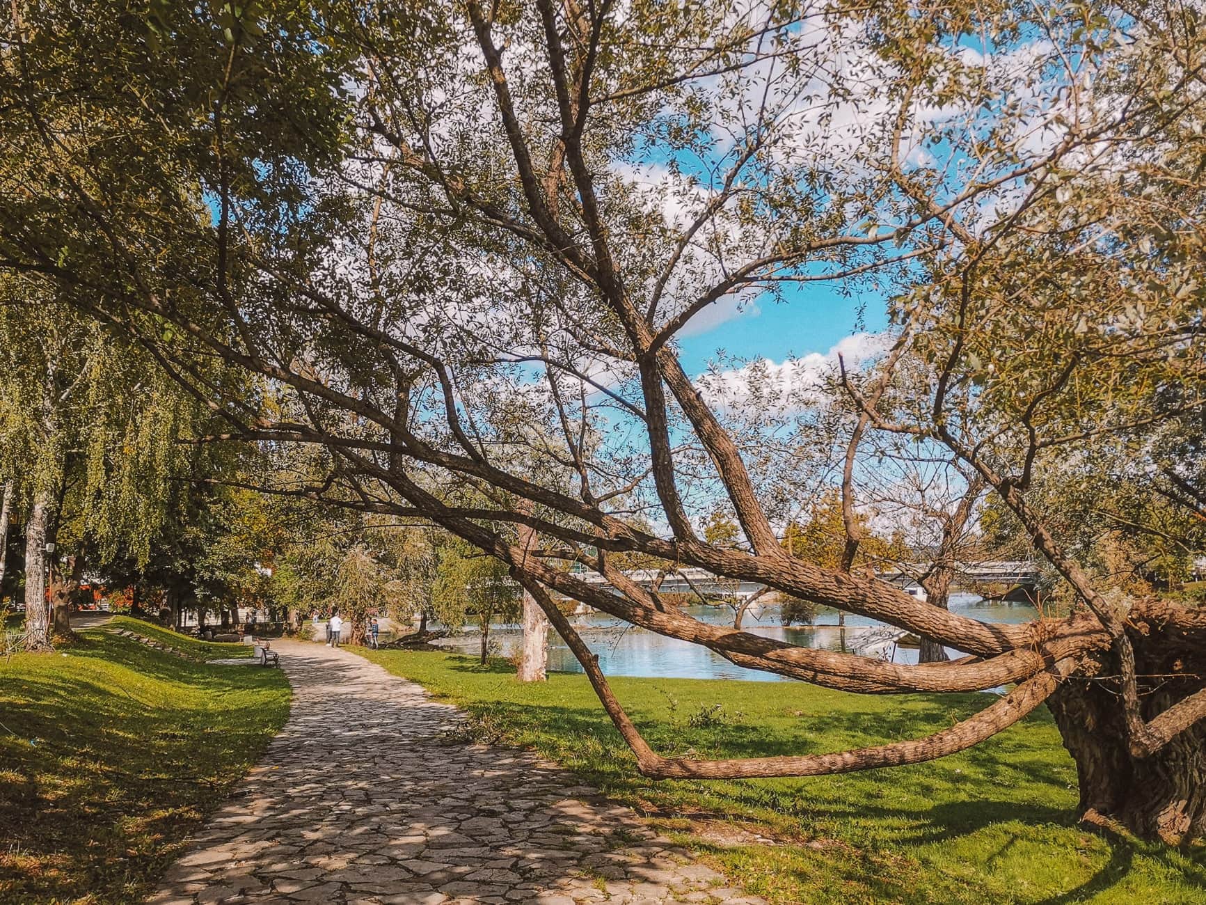 Una-Promenade – Entspannung am Flussufer von Bihać