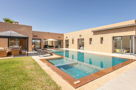 Villa Sanna, élégante avec piscine, jacuzzi & jeux