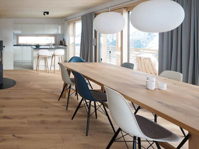 Grosszügiges Wohnzimmer mit Tisch für 10 Personen