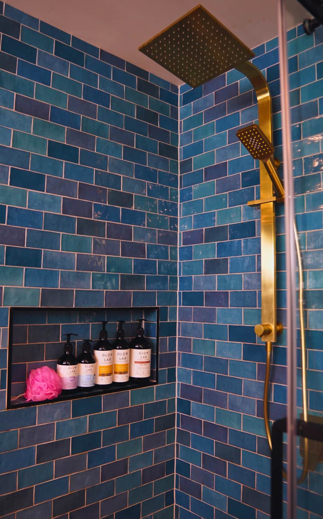 Central Bathroom Shower with Rain Heads