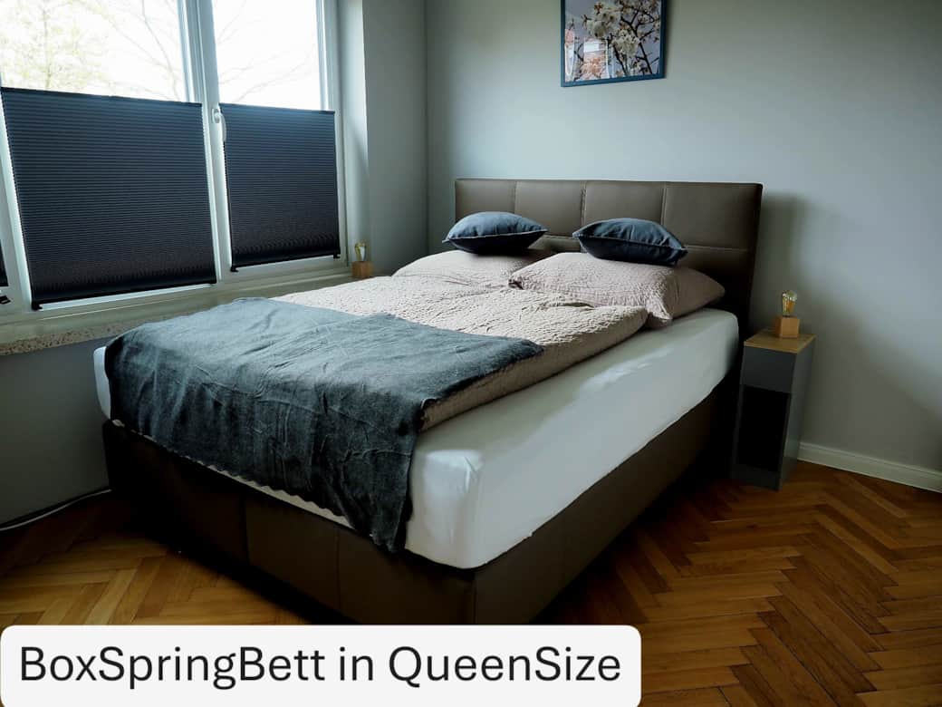 Bett in Queen Size
