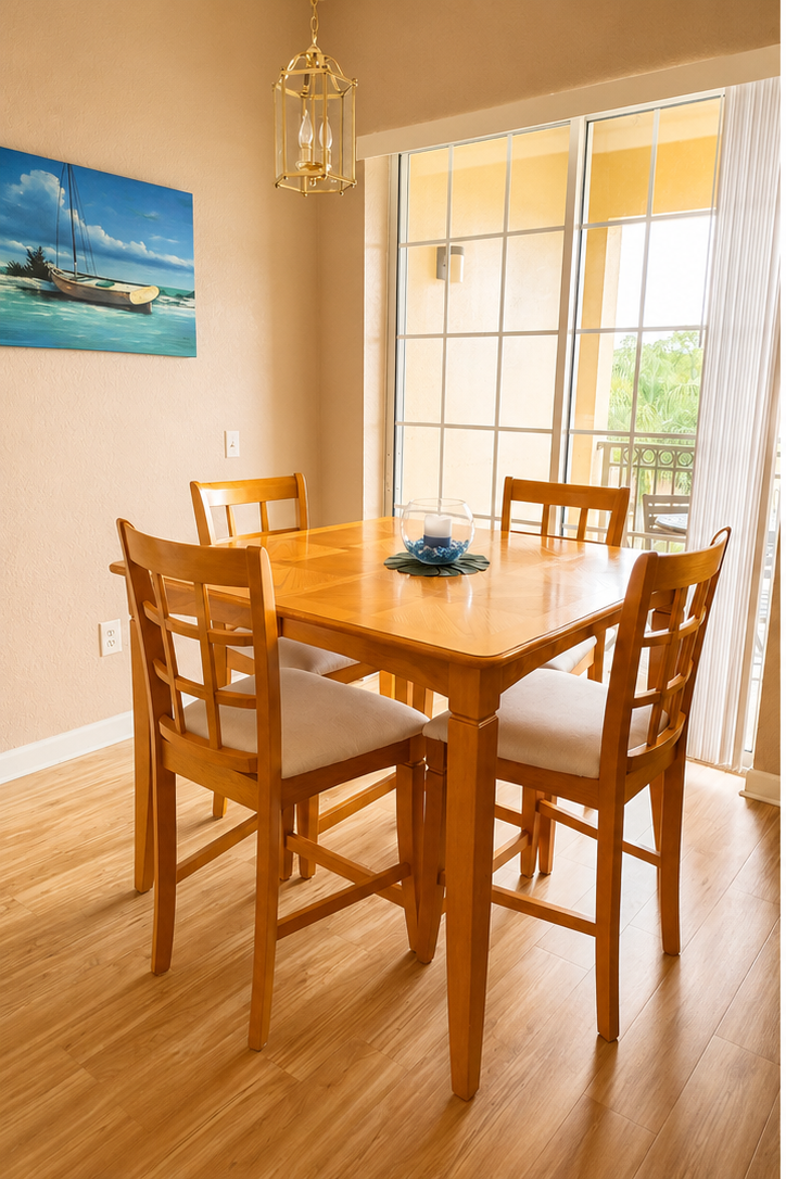 Dining for 4 or add the leaf to expand to seat 6