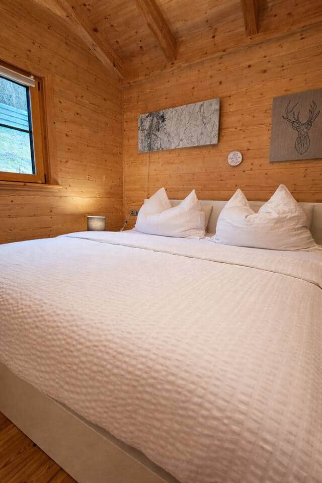 Schlafzimmer mit Doppelbett und Verdunkelung Schlafzimmer mit Doppelbett und Verdunkelung