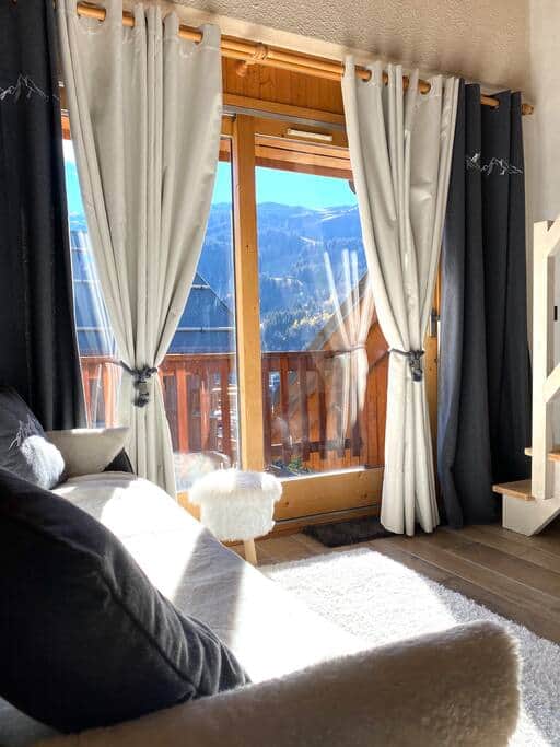 Salon lumineux et balcon sud, vue montagne