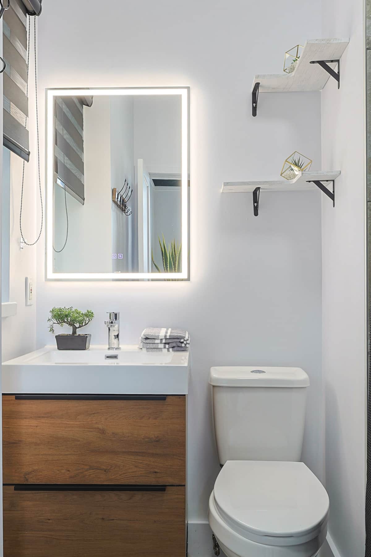 Seconde salle de bain complète avec bain-douche.