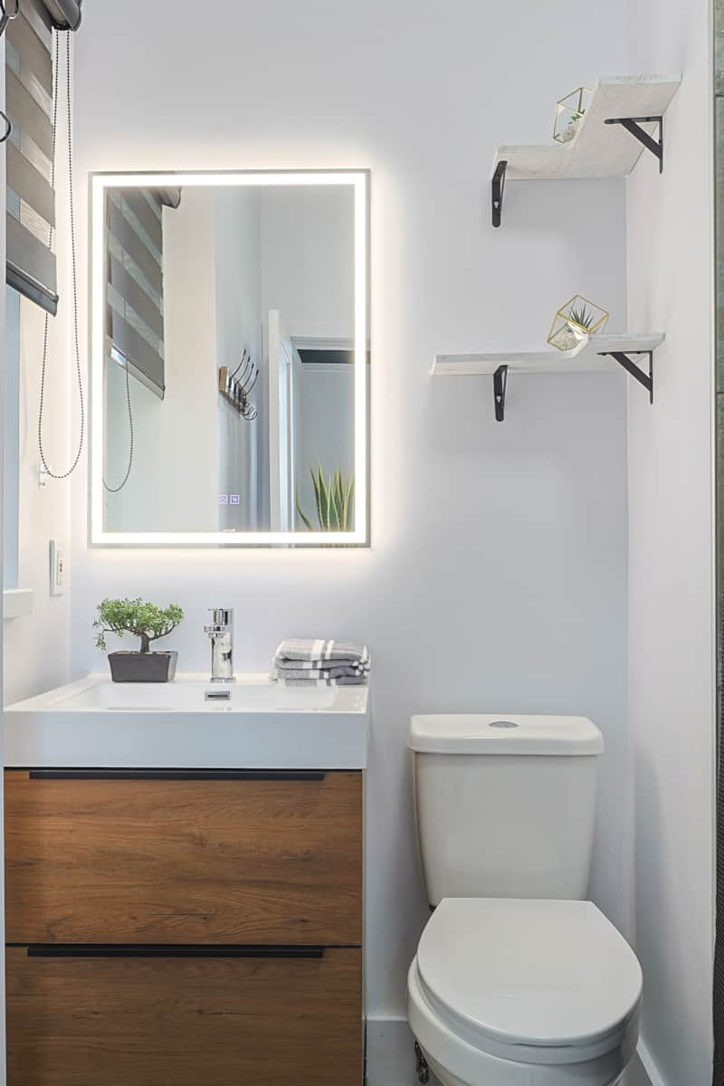 Seconde salle de bain complète avec bain-douche.