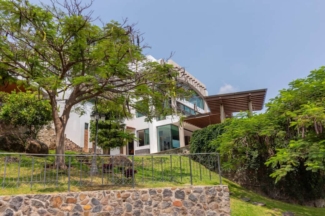 Jardín: Vista desde el ingreso