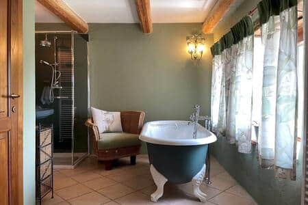 SUITE 4 - BATHROOM
