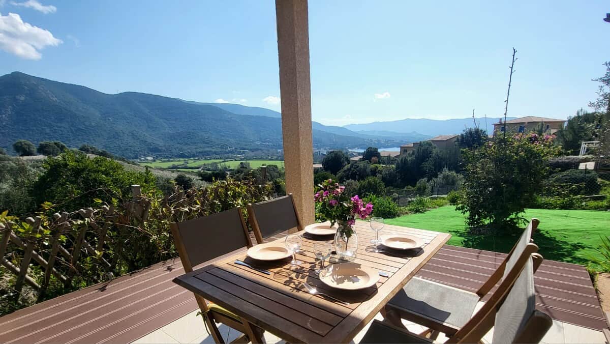 Terrasse vue mer sur les hauteurs de Sagone