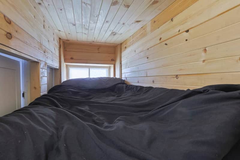 6e chambre: Petit coin mezzanine douillet avec lit simple — parfait pour un momen
