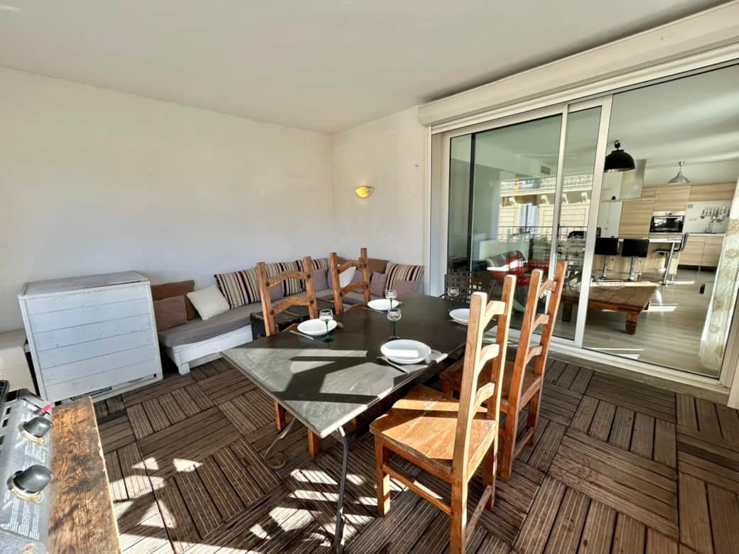 Terrasse, extérieur, table à manger, barbecue, fauteuils Terrasse, extérieur, table à manger, barbecue, fauteuils