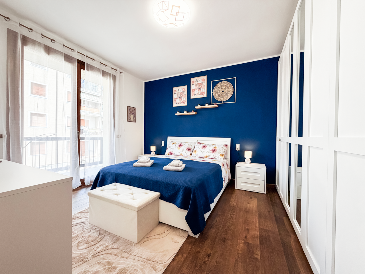 Modern double bedroom with balcony in Desenzano del Garda, ideal for relaxing on Lake Garda.