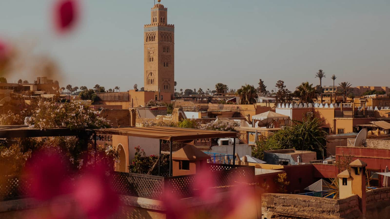 Table dressée pour un dîner marocain au Riad Shemsi, ambiance chaleureuse aux chandelles