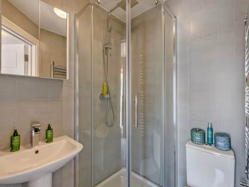 Ensuite shower room Ensuite shower room