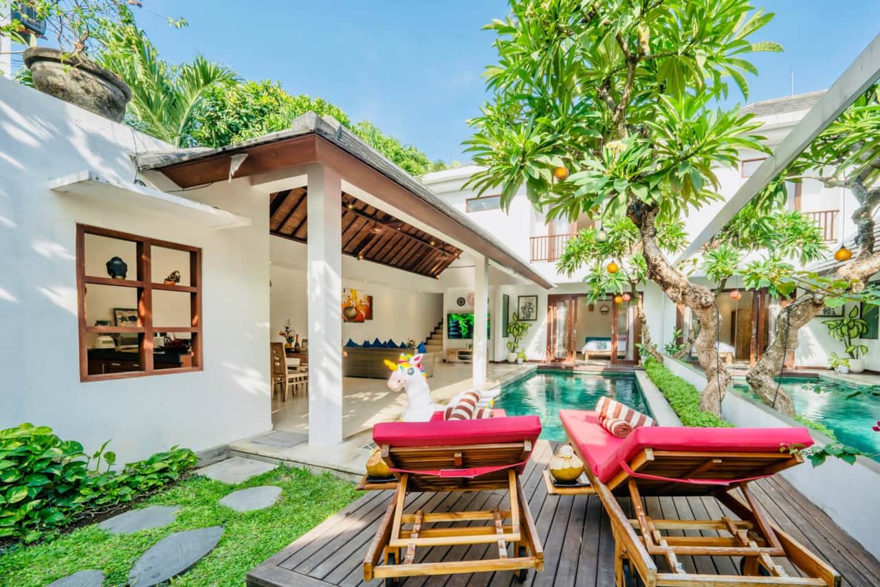 Relaxing Open Living Space Overlooking the Pool – Villa Olli