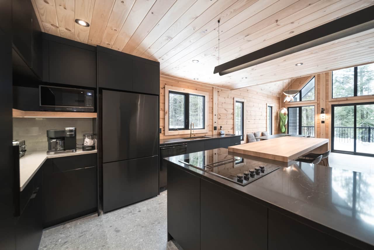 Fully equipped kitchen-"Le Mitik Kanata Tremblant, Amherst, QC"