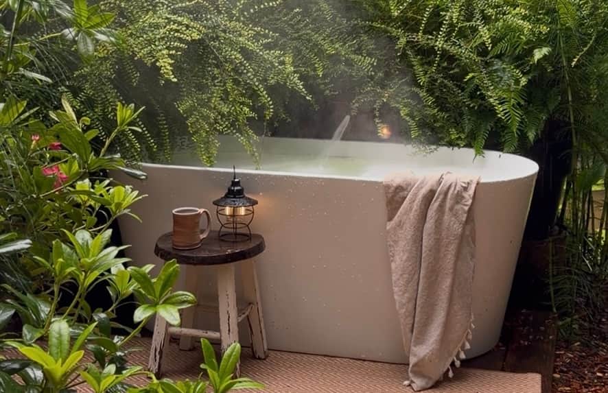 Pine Cone Cabin outdoor bath