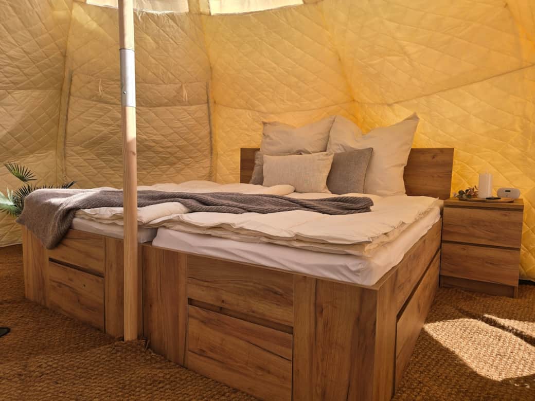 Skandinavischer Luxus: Hochwertiges Doppelbett für erholsame Nächte zu zweit.