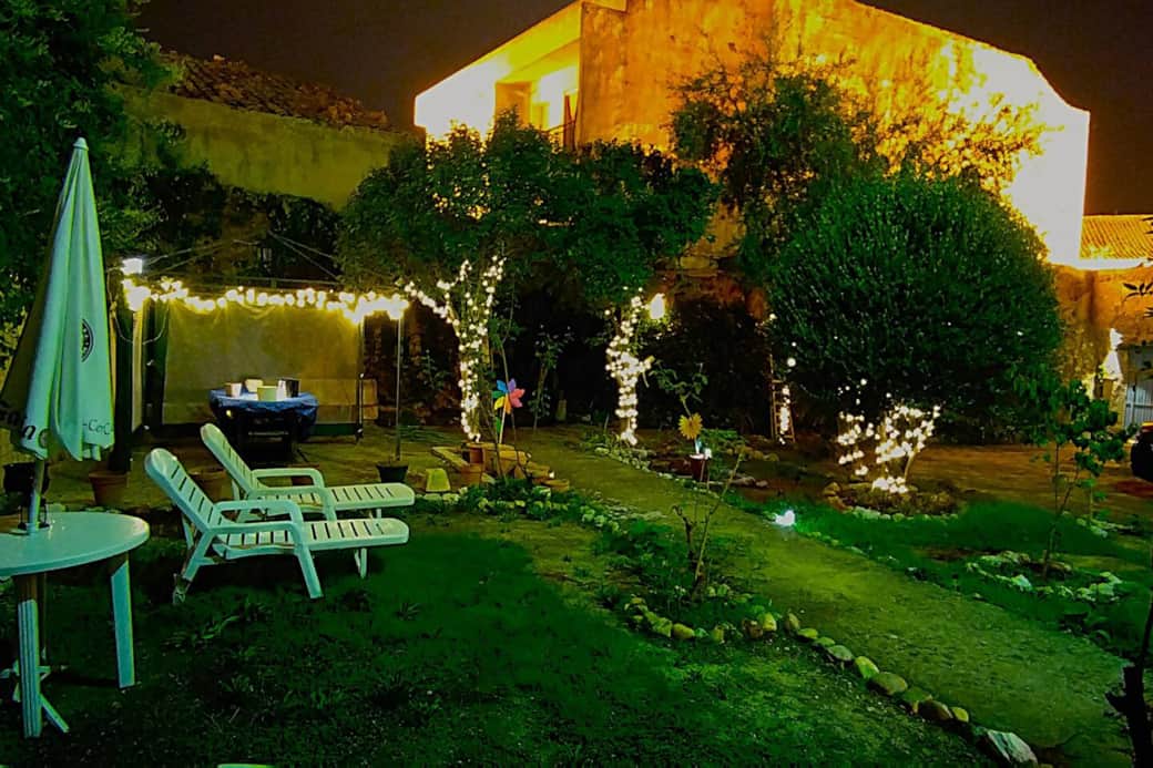 Jardín con su iluminación nocturna