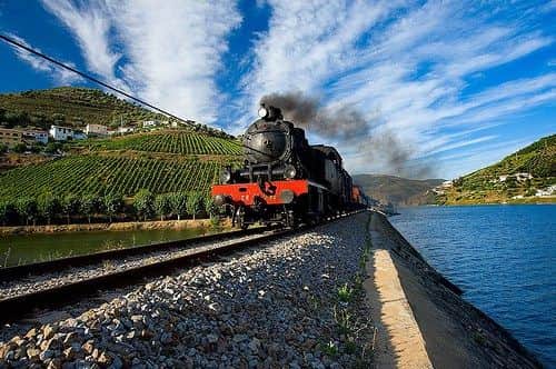train touristique a vapeur de l'autre côté du fleuve 500m