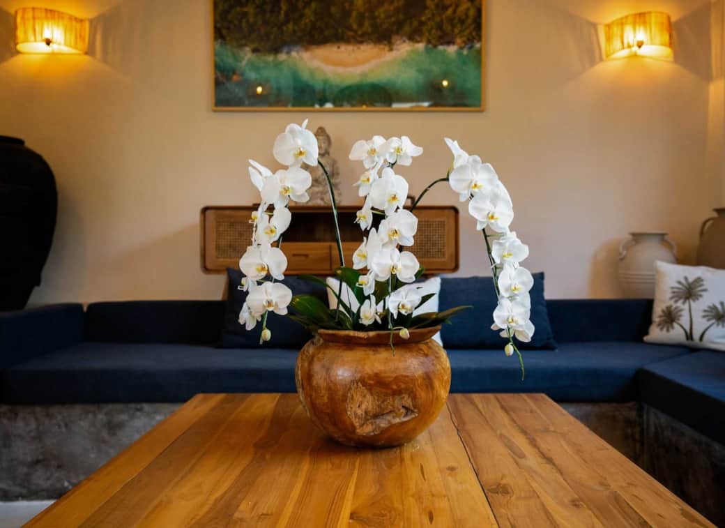 Unwind in style — natural textures create a calming living space designed for slow mornings and peaceful evenings.