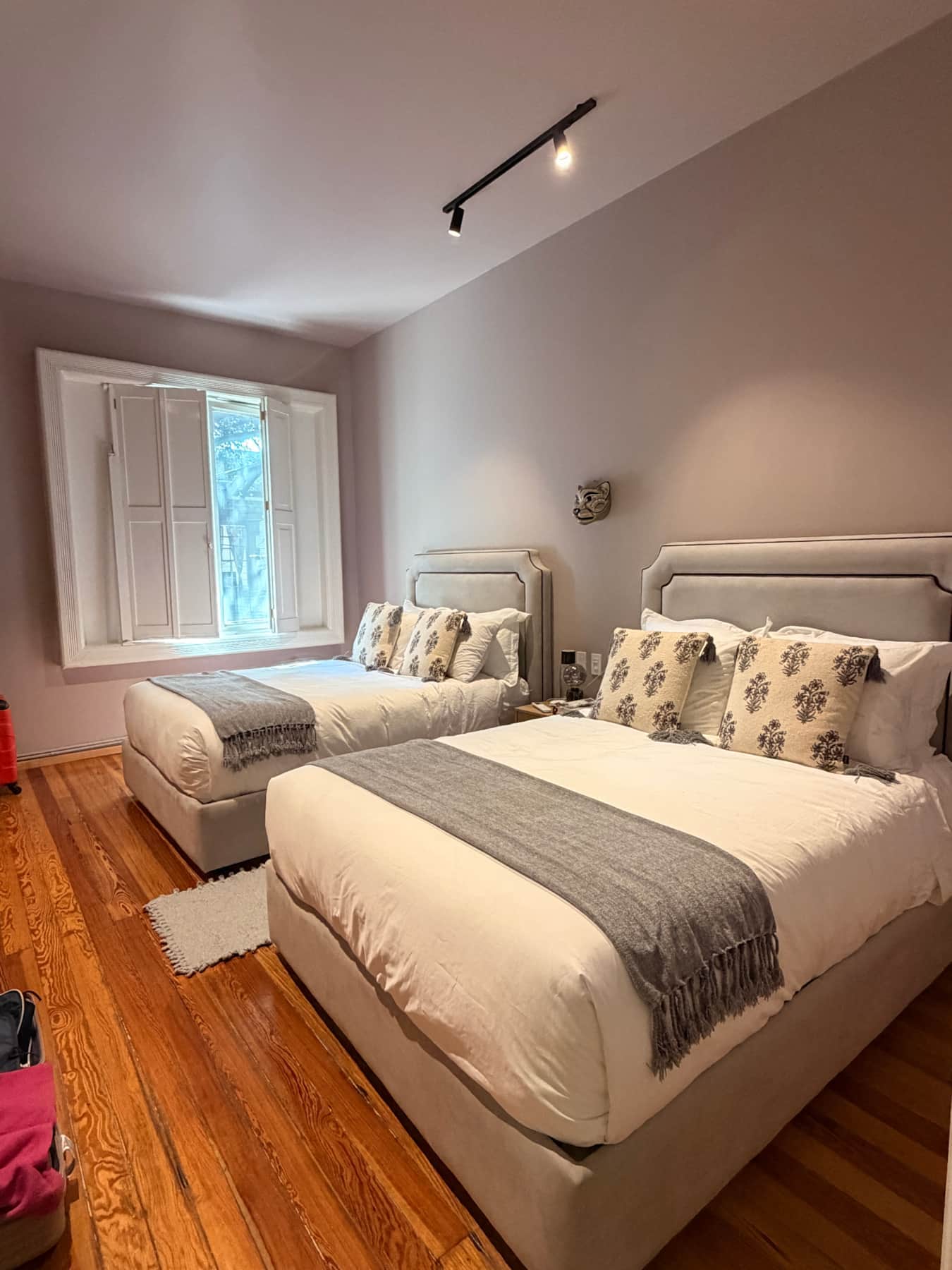 Quadruple ligth gray