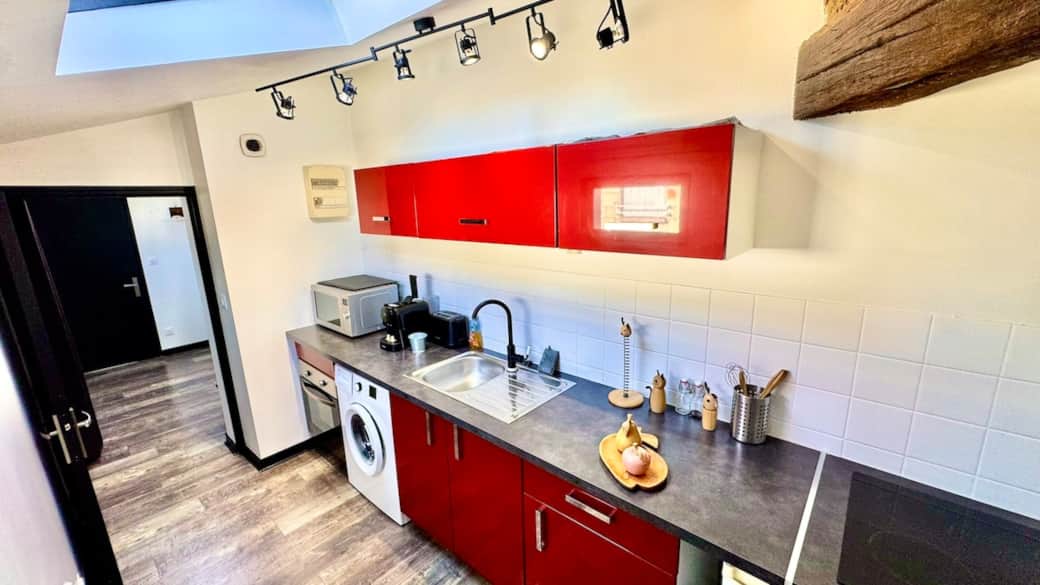 La cuisine est entièrement équipée avec tout le nécessaire pour votre séjour : four, micro-ondes, cafetière, lave-linge et les équipements du quotidien. La cuisine est entièrement équipée avec tout le nécessaire pour votre séjour : four, micro-ondes, cafetière, lave-linge et les équipements du quotidien.