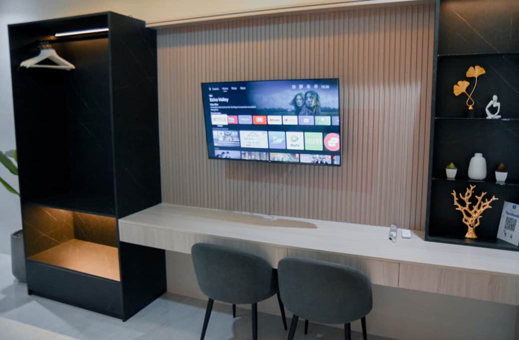 Smart TV with Netflix + fast Wi-Fi and a spacious workspace for productivity.