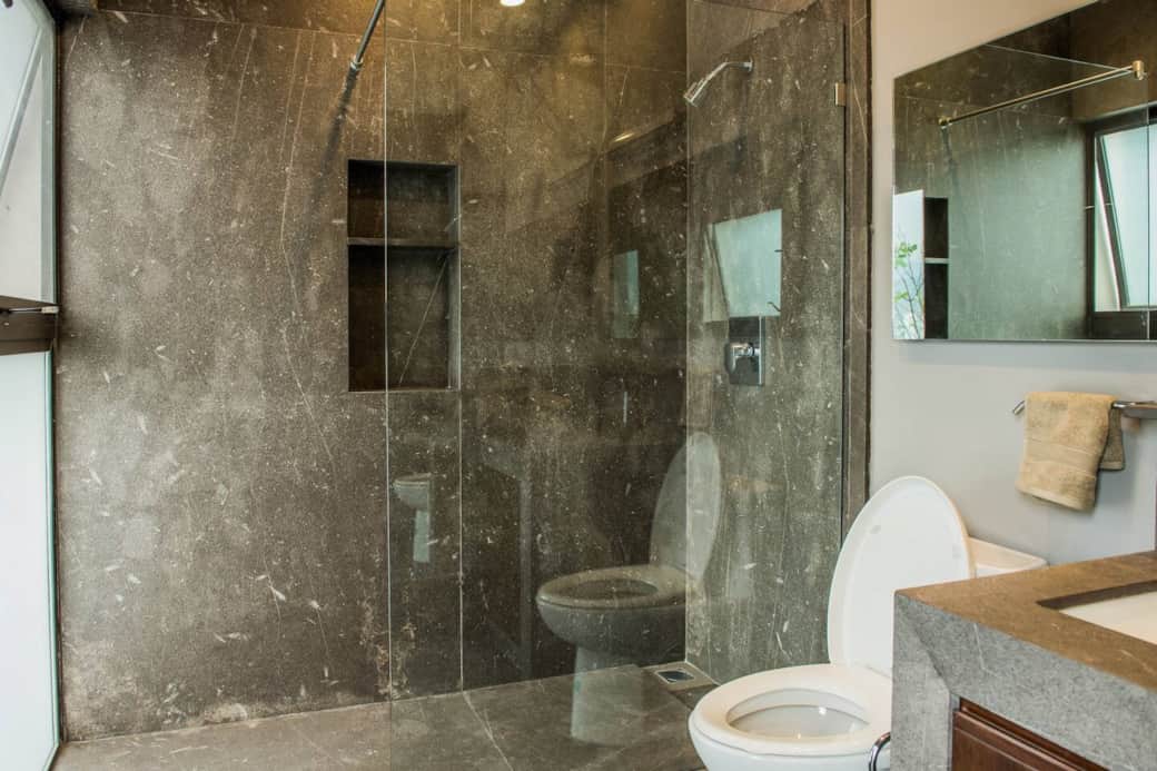 baño completo con luz de espejo