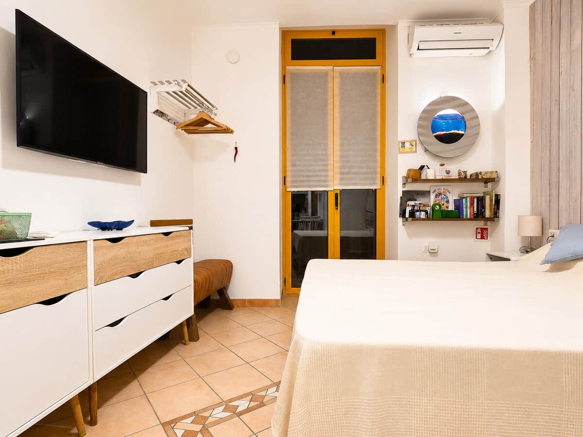 Comfortable bedroom with Smart TV, air conditioning and ultra-fast Wi-Fi.