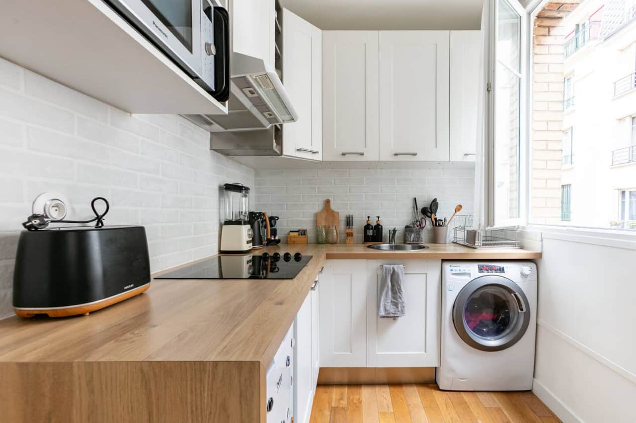 Cuisine moderne : Cuisine ouverte et équipée, bar élégant pour des repas conviviaux et pratiques.