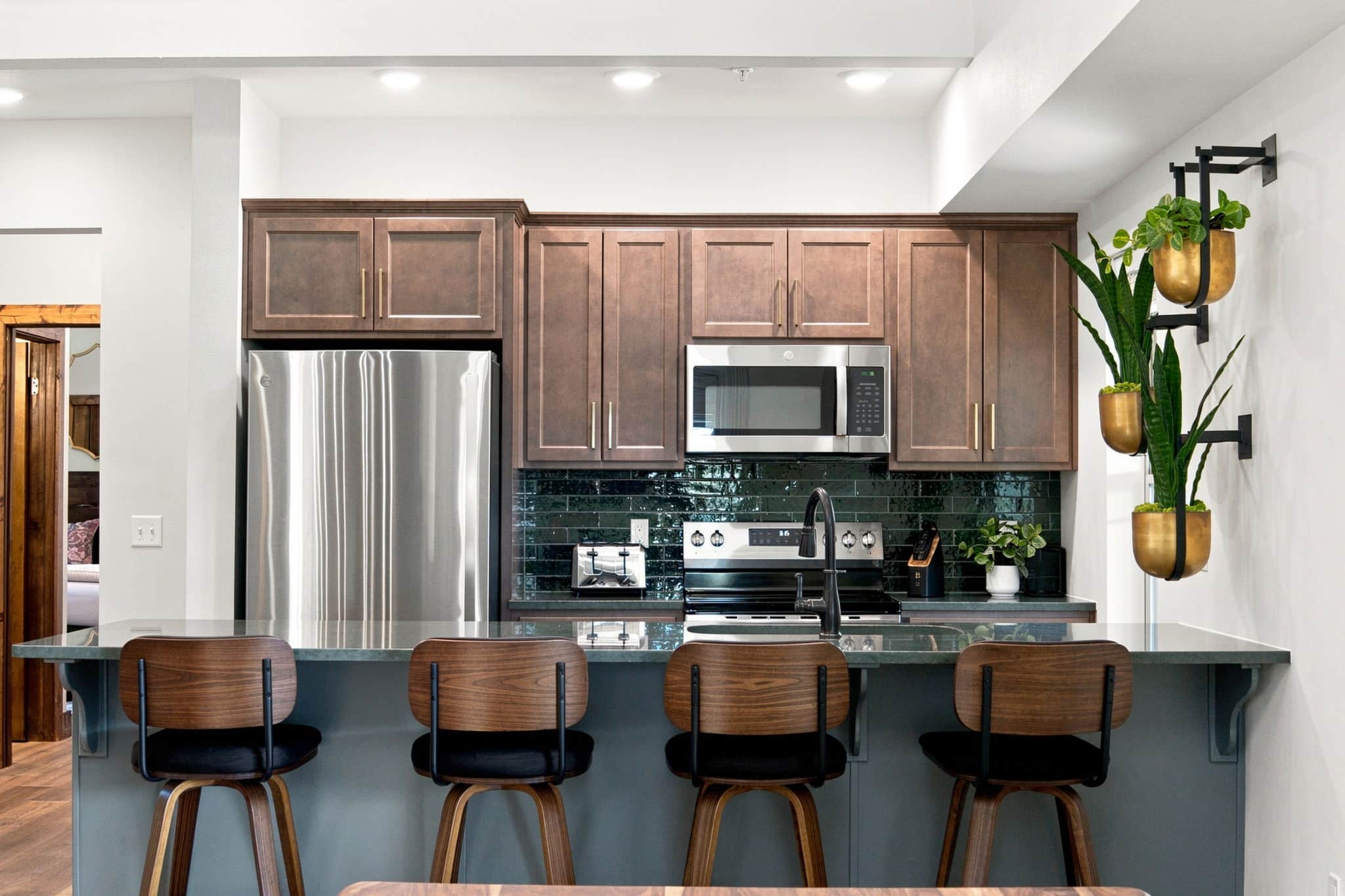 Well stocked kitchen, countertop appliances galore!
