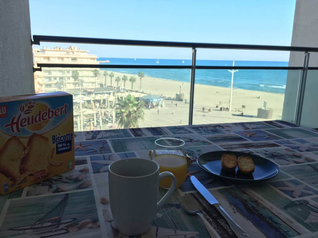 Un p’tit dej’ tranquille avec vue sur mer